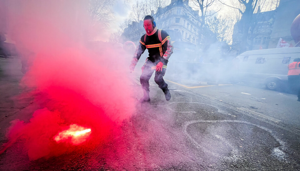 Bilde fra demonstrasjoner mot fransk pensjonsreform, i Boulevard Saint-Germain i Paris, 7. mars 2023.