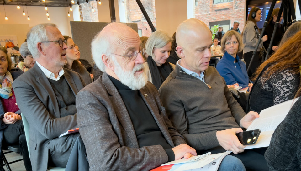 Rektor ved Universitetet i Sørøst-Norge, Petter Aasen (til v.) og rektor ved Høgskolen i Østfold, Lars-Petter Jelsness-Jørgensen studerer den nye Utsynsmeldingen på fredagens fremleggelse på OsloMet.