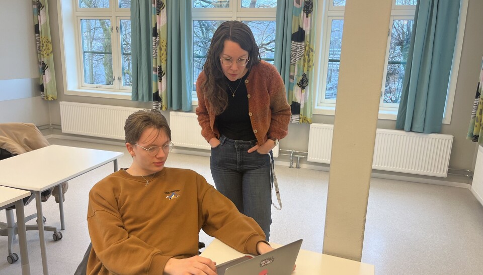Kjersti Wold Slettebø underviser i norsk på St. Paul gymnas i Bergen. Ho har sjølv mastergrad i språkdelen av nordiskfaget. Her diskuterer ho bruken av ChatGPT med elev Iver Haddal. Bildet viser lærer og elev i samtale over PC.