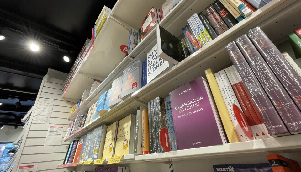 Lærebøker på norsk er viktig for norsk fagspråk. Her fra hylla til helse- og sosialfag i bokhandelen Akademika ved OsloMet.
