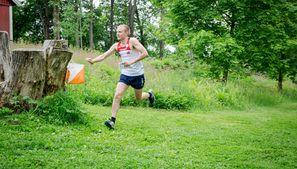Orienteringsløperen Eirik Langedal Breivik løper mot en orienteringspost under et pressetreff på Sognsvann.