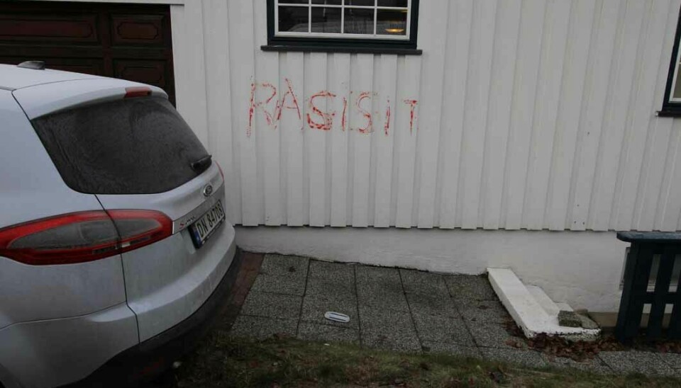 Bilder fra politiets bevisoppgave i Bertheussen-saken. 'Rasisit' står skrevet i røde bokstaver på en husvegg.