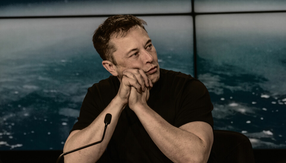 Elon Musk på en pressekonferanse