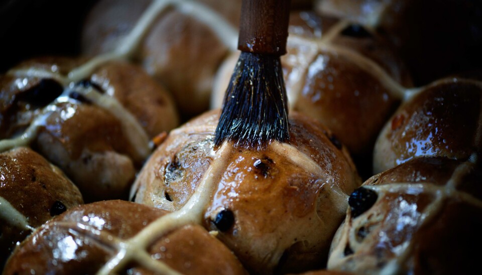 Påskebakverk med kryss. Hva kalles de? Britiske 'Hot cross buns', et bakverk for påsken, blir glasert.