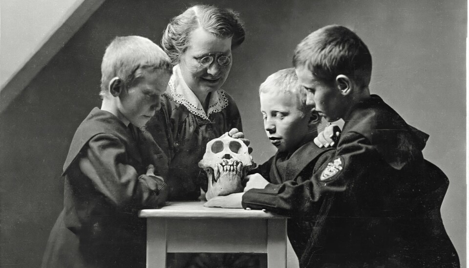 Alette Schreiner med søner og dyreskalle ca, 1910