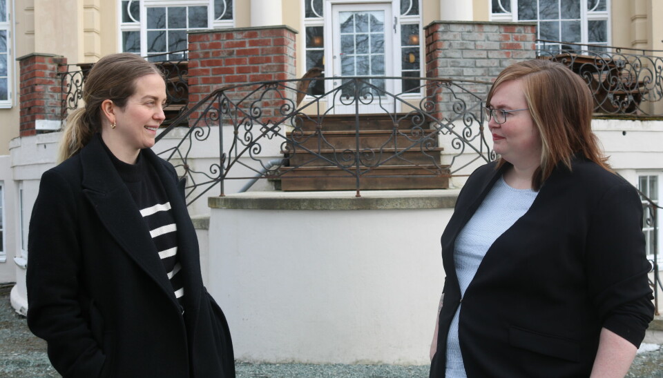 Marie Glasø Glein (til venstre) og Ine Bratsvedalhar forsket på hvilken informasjon samtaleroboten ChatGPT gir dersom man bruker den som veileder. Spesielt ett av funnene de har gjort, er oppsiktsvekkende.