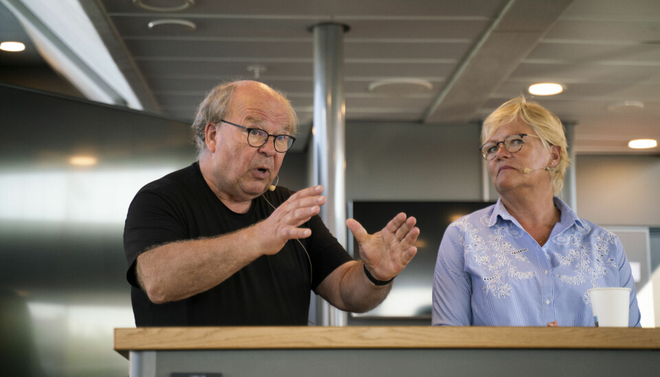 Professor emeritus Paul Leer-Salvesen, gsetikulerer engasjert under en debatt under Arendalsuka, ved siden av meddebattant Kristin Halvorsen.