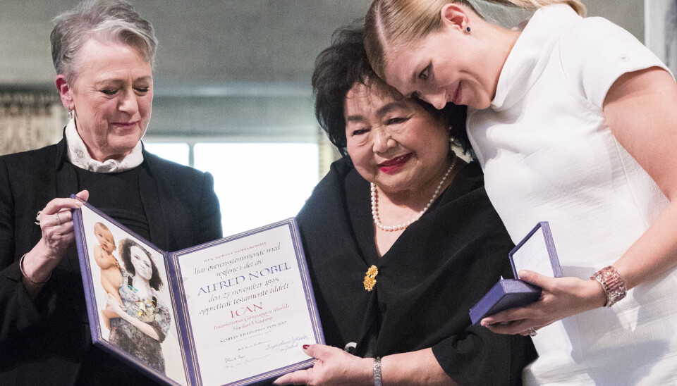 I 2017 fekk ICAN, den internasjonale foreininga som jobbar for forbod mot atomvåpen, Nobels fredspris. Her er ICAN-leiar Beatrice Fihn og ICAN-aktivist og Hiroshima-overlevar Setsuko Thurlow saman med Berit Reiss-Andersen frå Nobelkomiteen. Men etter 2017 har det som kjent vorte krig i Europa, og spørsmål om atomvåpen er i gjen på dagsorden.