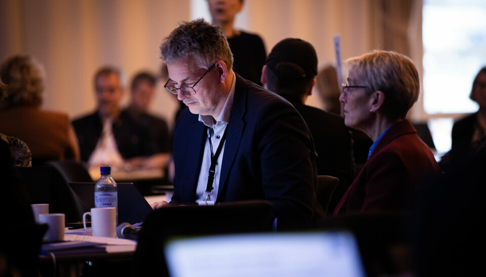 Bilde av Bjørn Haugstad sittende ved et konferansebord sammen med Anne Borg.
