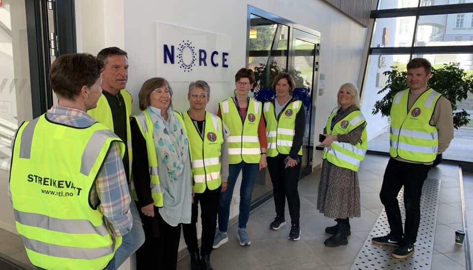 Streik hos Norce i Bergen etter brudd i mellomoppgjøret. NTL-medlemmer som er streikevakter fra venstre: Kåre Hansen, Per Gunnar Lunde, Gro Meneylli, Mette Stokseth Myhjre, Mona Horvei, Kristin Haug, Tove Gripsgård, Henrik Litlere Bentsen.
