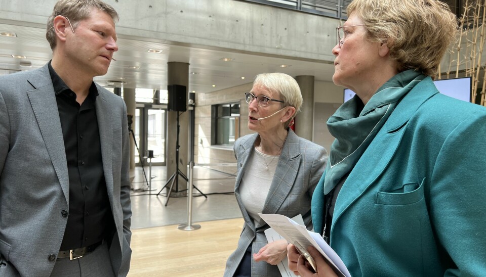 Her er rektor Anne Borg og prorektor Marit Reitan (til høyre) i samtale med direktør Sveinung Skule i HK-dir.