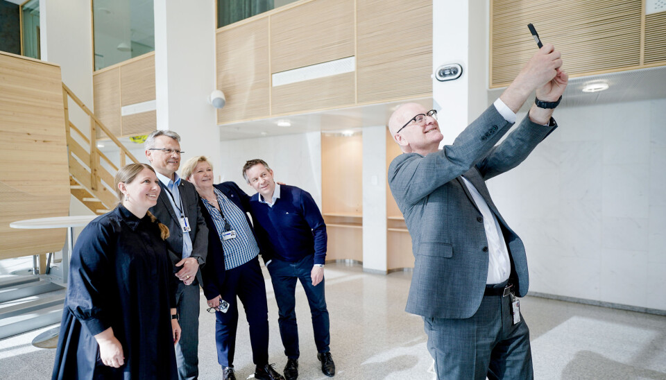 Statens personaldirektør Gisle Norheim tar selfie sammen med leder Kari Tønnesen Nordli i Akademikerne stat, leder Egil André Aas i LO stat, leder Guro E. Lind i Unio og leder Jens Jahren i YS Stat møter pressen før lønnsoppgjøret i staten starter torsdag.