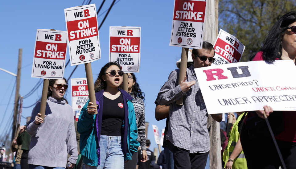 Streikende marsjerer utenfor Rutgers University i april.