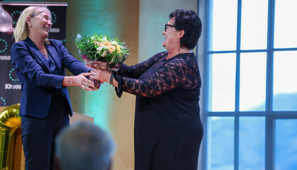 Rektor og redaktør på scenen under Khronos bursdagsfeiring: Fra venstre: Margareth Hagen ved Universitetet i Bergen og bursdagsbarn. Tove Lie.