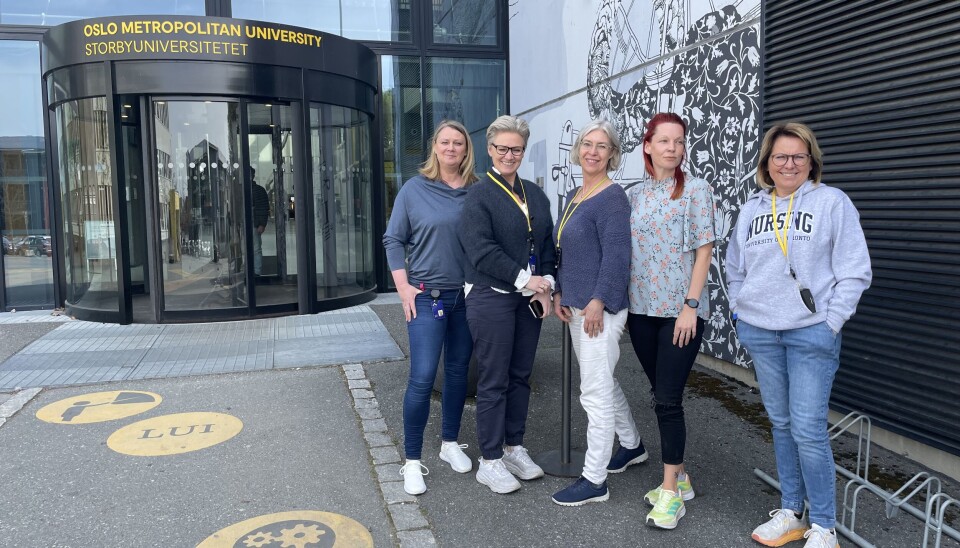 På Kjeller treffer Khrono Janne Bakke, Kari Anne Hakestad, Mona Elisabeth Meyer, Inga-Linn Nordby Hansen og Line Aasen fra den faglige staben på sykepleieinstituttet.