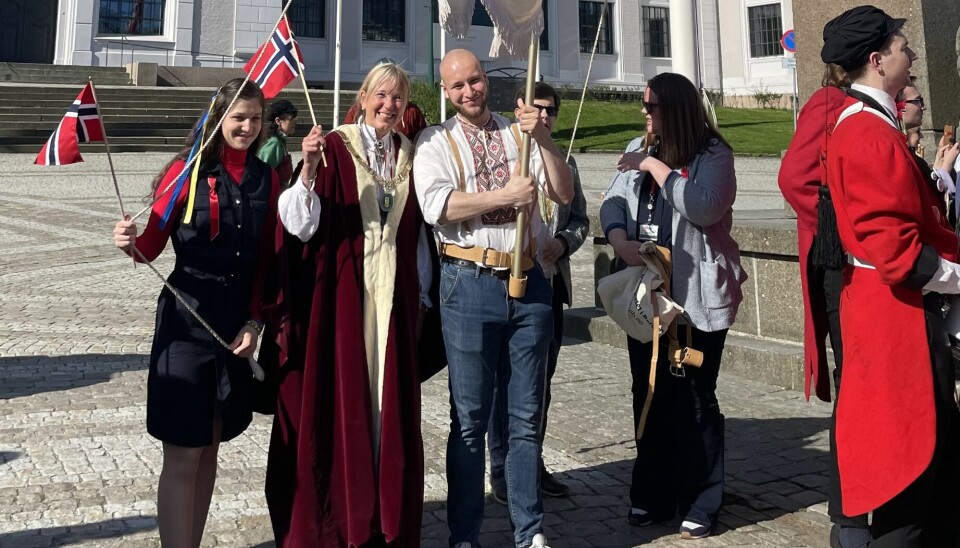 UiB-rektor Margareth Hagen (i midten) storkoste seg på Muséplass i Bergen under fjorårets 17. mai-feiring. Det samme tenker hun å gjøre i år.