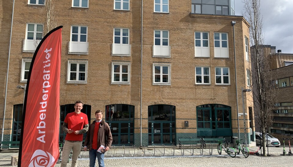 Abeiderpartiet sitt universitetslag ved UiB har medlemmer frå studentar til emeriti. Partiet har òg eit eige studentlag. Her er stipendiatane Henrik Jorem og Torleif Aarre på stand. Abeiderpartiet sitt universitetslag ved UiB har medlemmer frå studentar til emeriti. Partiet har òg eit eige studentlag. Her er stipendiatane Henrik Jorem og Torleif Aarre på stand.