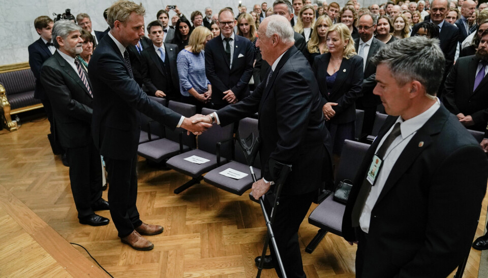 Kong Harald hilser på forsknings- og høyere utdanningsminister Ola Borten Moe under Abelprisen 2023 i Universitetets aula i Oslo