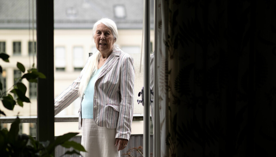 Alder er ingen hindring for Berit Heir Bunkan, som snart fyller snart 94 år. Hun har nylig levert et bokmanus, skal organisere en internasjonal konferanse og planlegger et nytt bokprosjekt. Her fra verandaen hennes på Majorstuen i Oslo.