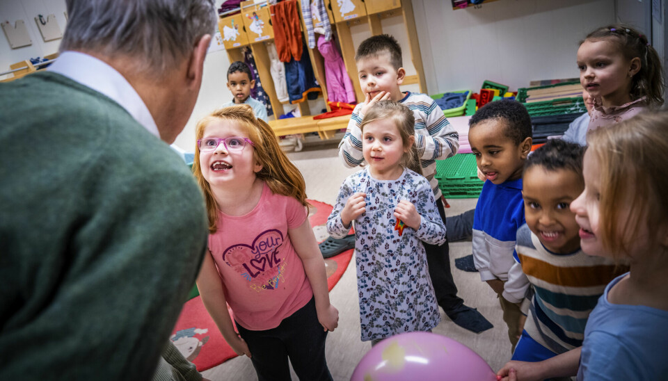 Regjeringen har som mål at 60 prosent av de ansatte i barnehagene skal være utdannet barnehagelærere. I dag er andelen 43 prosent. Her er statsminister Jonas Gahr Støre på besøk i en barnehage i Hammerfest tidligere i år.