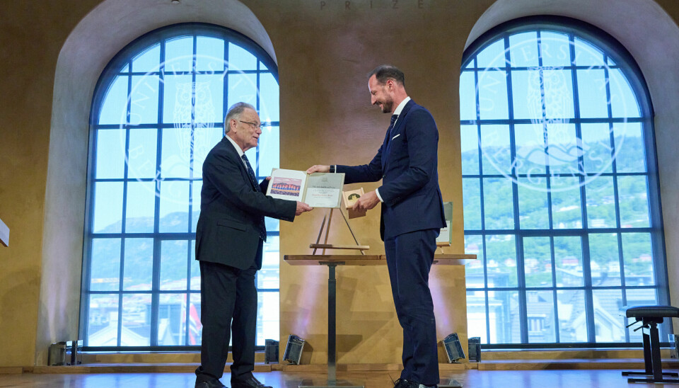 Prins Haakon detlok på den offisielle prisutdelingsseremonien for Holbergprisen. Her overrekker han prisen til Joan Martinez-Alier.