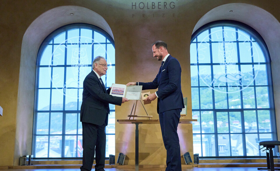 Prins Haakon detlok på den offisielle prisutdelingsseremonien for Holbergprisen. Her overrekker han prisen til Joan Martinez-Alier.