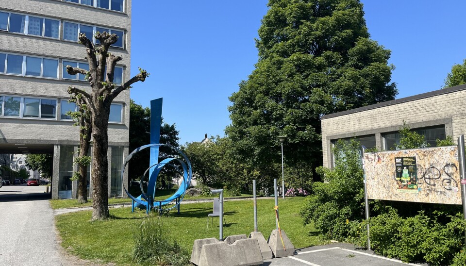 Fysikkbygget til venstre er fra 1969 og trenger rehabilitering for en halv milliard. Allégaten 66, til høgre i bildet, skal rives for å få plass til et nytt, stort bygg på tomten i Allégaten 64.