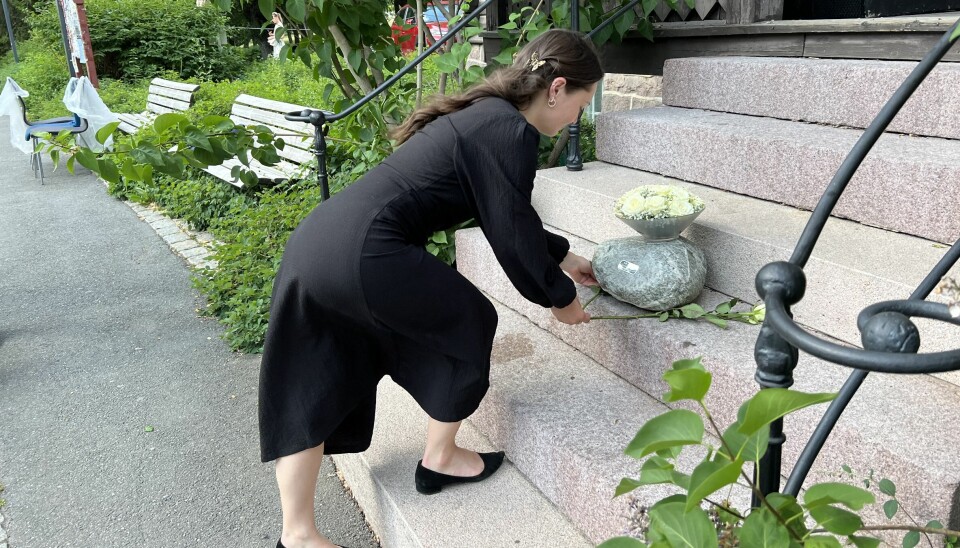 Maika Marie Godal Dam la ned blomster under en symbolsk gravferd for gratisprinsippet