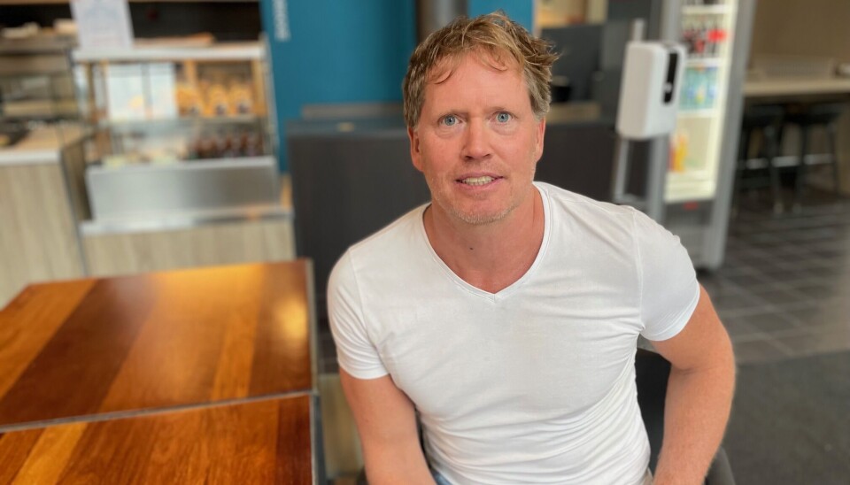 — Det ligger kanskje fortsatt en høgskolearv her, hvor man er mer linjeorientert og ikke tenker så «universitetsaktig», sier Thorgeir Kolshus, om OsloMet . Mann i hvit t-skjorte sittende i en kafe