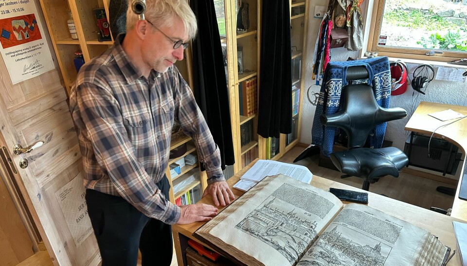 Sjur Dagestad viser fram Schedels verdenskrønike fra 1493. Han har hentet inn ark fra samme tidsperiode for å lage unike utgaver av fagboka hans om innovasjon.
