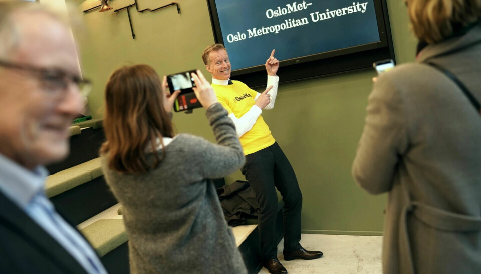 Rice i gul t-skjorte foran en skjerm hvor det står OsloMet - Oslo Metropolitan University