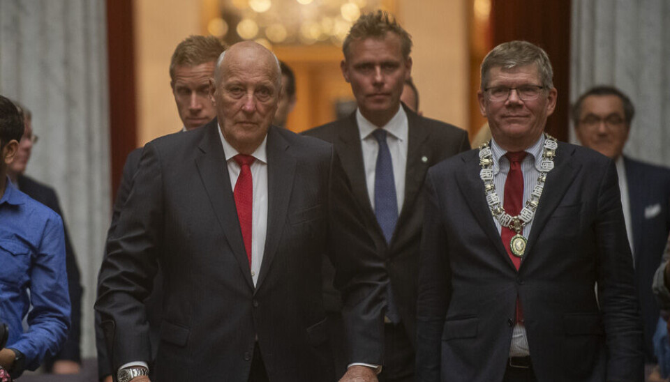 Både kong Harald, og forskings- og høgare utdanningsminister Ola Borten Moe var til stades, saman med UiO-rektor Svein Stølen. Kong Harald, Ola Borten Moe og Svein Stølen