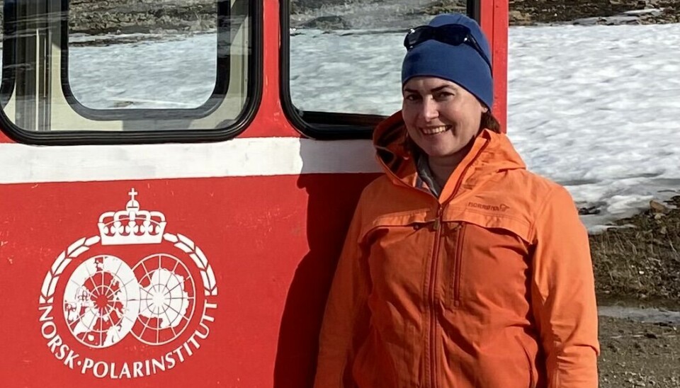 Camilla Brekke på Svalbard. Her, ved heisen opp til Zeppelinobservatoriet i Ny Ålesund.