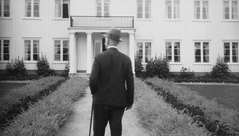 Knut Hamsun fotografert ved Nørholm. Dette bildet er fra før 2. verdenskrig. Etter krigen var Hamsun en svært gammel mann. Birgitte Furberg Moe har gjennomført en nylesning av hans siste bok «På gjengrodde stier», som ble gitt ut i 1949.