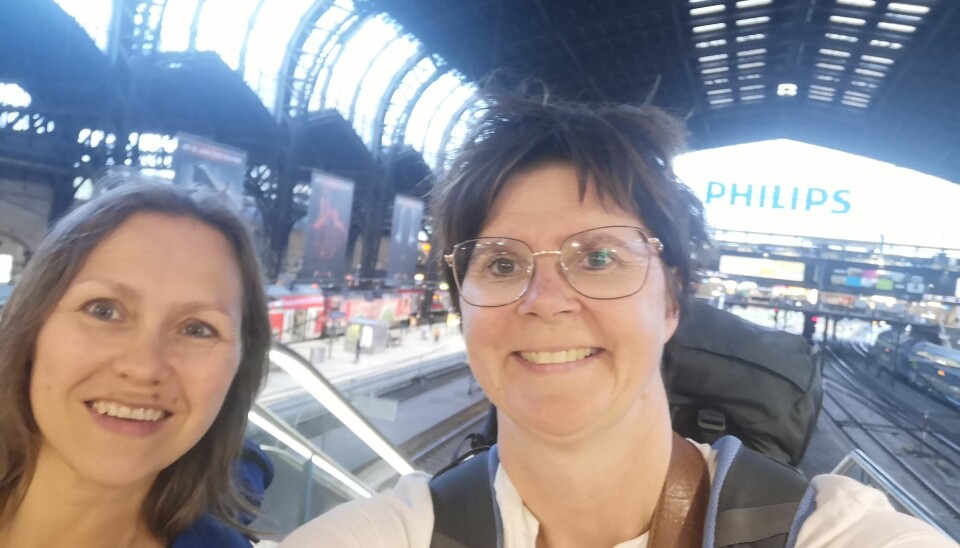 Underveis med toget: Her er Unni Eikseth (til venstre og Annette Lykknes på Hamburg Hauptbahnhof.