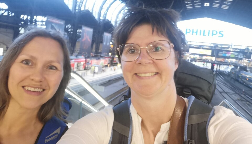 Underveis med toget: Her er Unni Eikseth (til venstre og Annette Lykknes på Hamburg Hauptbahnhof.
