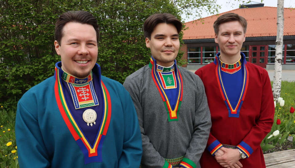 De tre nybakte grunnskolelærerne i lulesamisk, fra venstre, Viktor Inge Paulsen Båssa, Robin Nick Allan Paulsen og Trond Edvard Paulsen. Foto: Hanne Gravrok