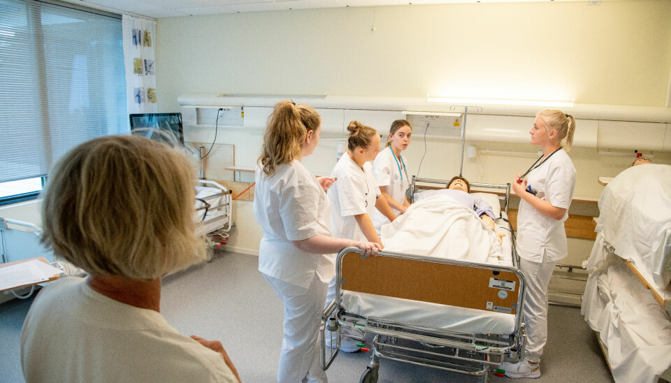 Studenter ved øvingspost på sykepleieutdanningen til Høgskulen på Vestlandet på Stord. Både på Stord og i Førde sliter HVL med å fylle opp studieplassene innen sykepleie.