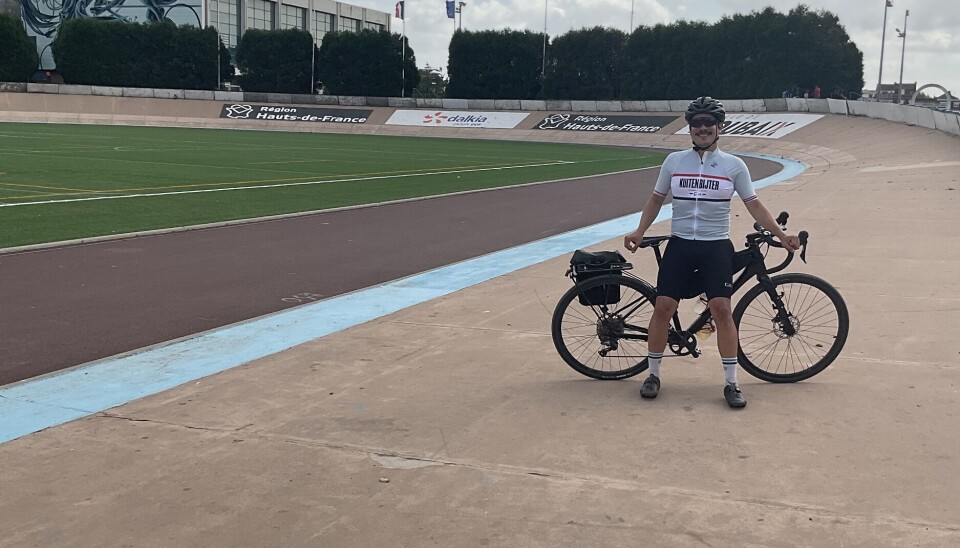 Sykkelen brakte ham til stadig nye steder. Her er han i Roubaix i Frankrike. Victor Renza og sykkelen i Roubaix