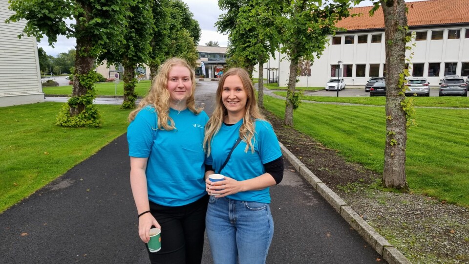 Fadderne Astrid Høisæther (23) og Carina Nybjørk (29) kommer begge fra Stord, og gledet seg til å ta imot studentene ved HVL på mandag.