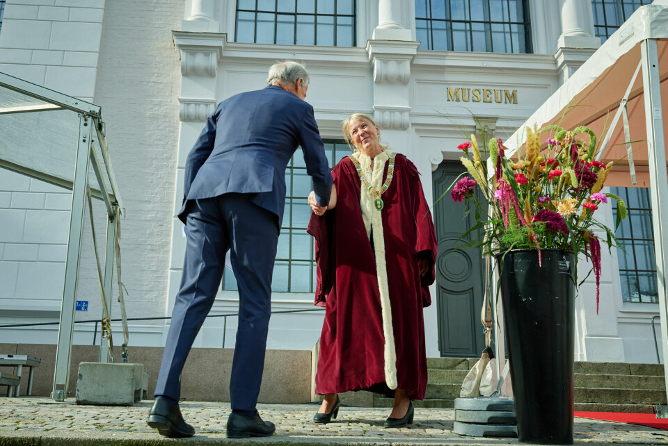 Rektor Margareth Hagen tar imot statsminister Jonas Gahr Støre på UiBs åpningsseremoni.
