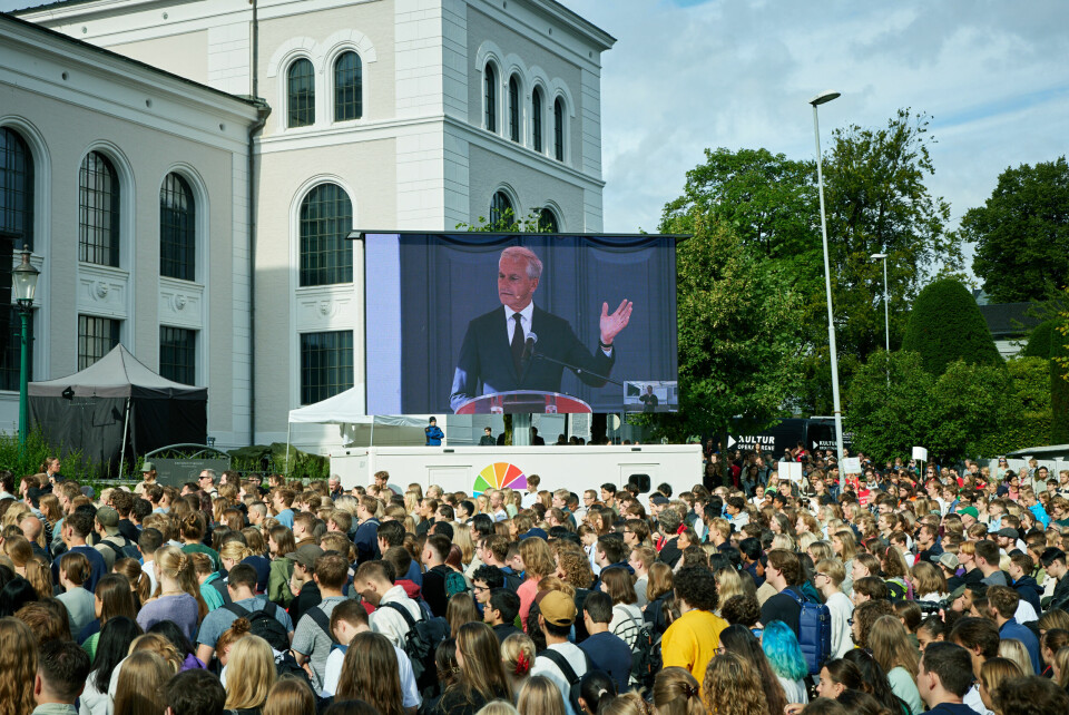 Statsminister Jonas Gahr Støre taler for studentene på åpningsseremonien ved UiB.