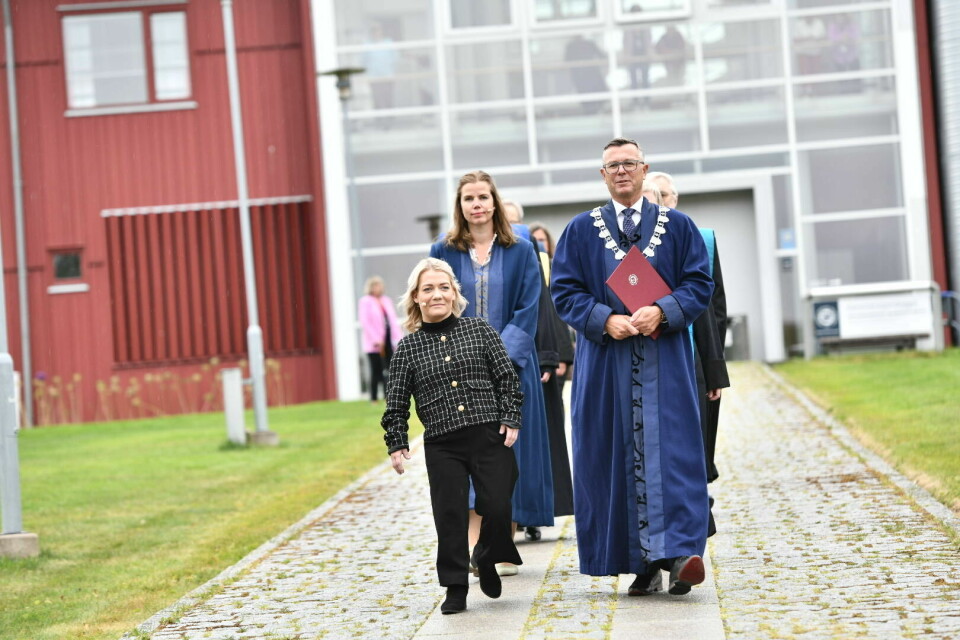 Sandra Borch besøker UiT ved studiestart 2023. Rektor Dag Rune Olsen til høyre.