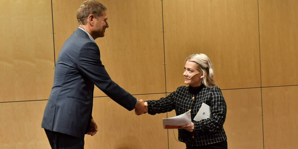Sveinung Skule, direktør i HK-dir, overleverte retningslinjene for «ansvarlig internasjonalt samarbeid» til forsknings- og høyere utdanningsminister Sandra Borch i Tromsø-