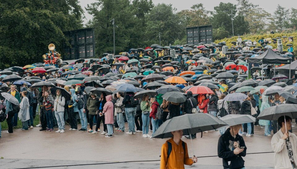 Mange studenter med paraplyer