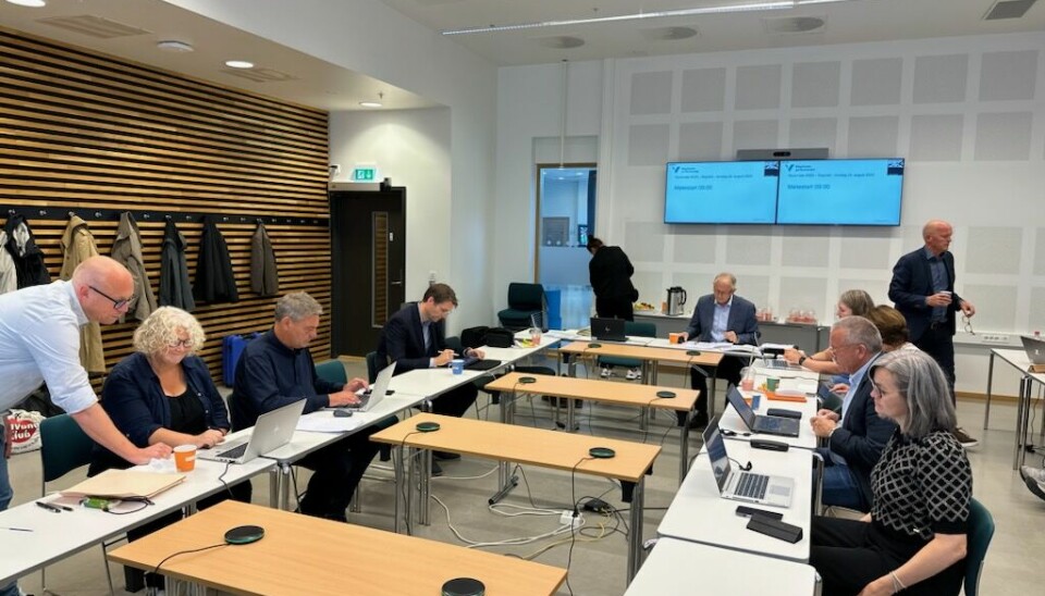 Styremøte ved Høgskulen på Vestlandet, styrerepresentanter ved bord i hestesko
