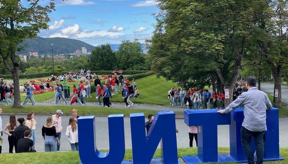 Det vrimlet av studenter i forbindelse med studiestart, slik som her i Trondheim, men både NTNU og UiT Norges arktiske universitet melder nå at de måtte avlyse opptak som følge av studieavgiften for studenter fra utenfor EU, EØS og Sveits.
