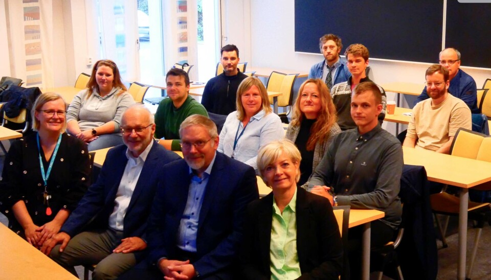 På fremste rekk: Jorunn Steensnæs, viseinstituttleiar ved Institutt for maritime studier/HVL; Gerhard Kreutz, president ved Hochschule Emden/Leer; Marcus Bentin, dekan ved Hochschule Emden/Leer og Wenke Meyer, studiekoordinator ved Hochschule Emden/Leer. På biletet er det åtte studentar. Det kom eit par til, men så langt er det berre studentar frå Noreg og Tyskland som er på plass i Haugesund.