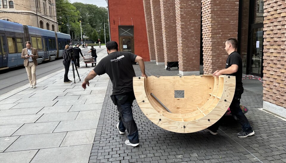 Ødelagt inventar bæres ut. Ødelagt inventar bæres ut.