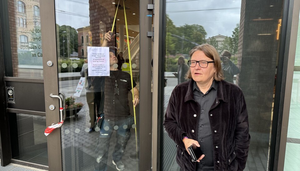 Dekan Ragnhild Hennum utenfor det stengte bygget Dekan Ragnhild Hennum utenfor det stengte bygget